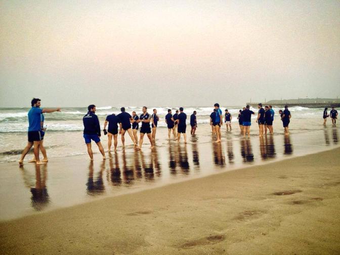 Azzurri arrivati a Durban: defaticante in spiaggia al posto della consueta sessione in piscina.